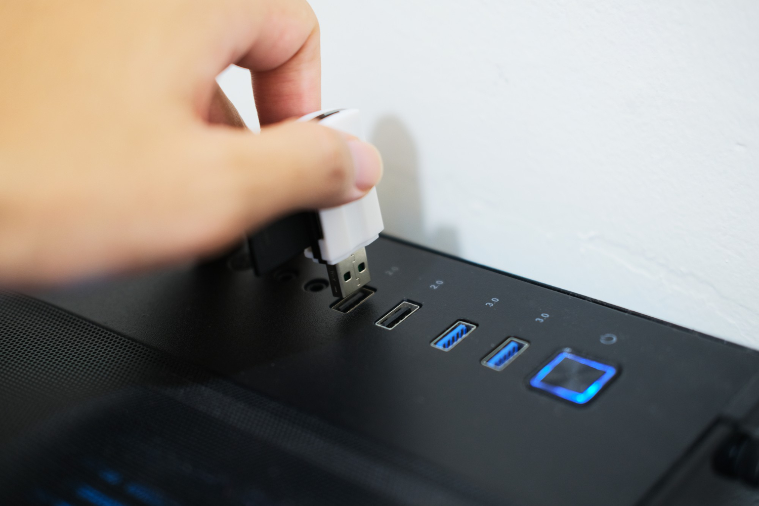 Pria menghubungkan flashdisk ke komputer